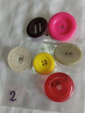 Set 2 : six handmade brooches with acrylic buttons